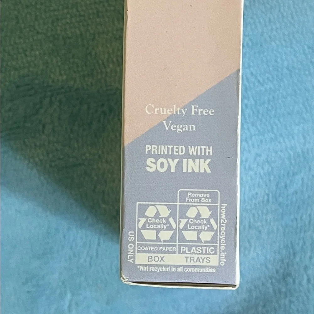 KISS Voguish Fantasy Press-On Glue Nails – French Designs, Medium – New in box